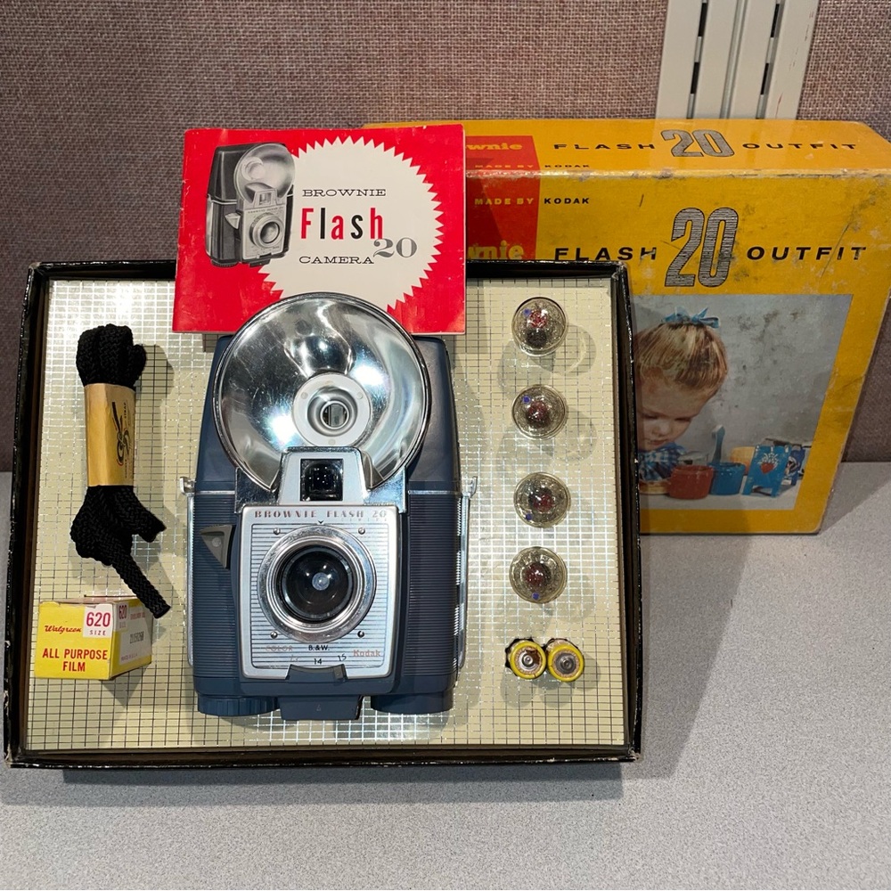 Brownie Flash 20 Outfit Vintage Kodak Camera in Box